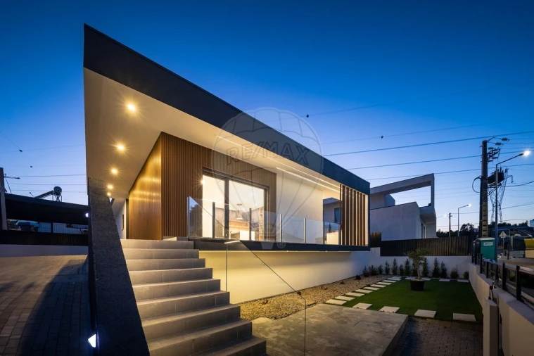 Moradia T3 para Venda em Cardosas Foto 5