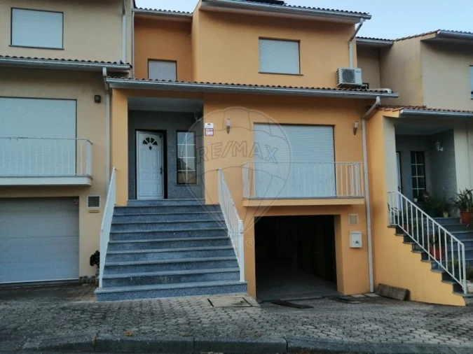 Moradia T3 para Venda em Oliveira de Frades, Souto de Lafões e Sejães Foto 1