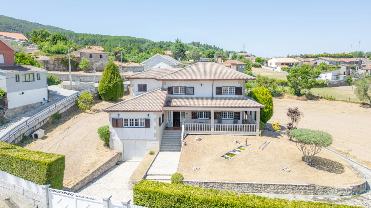Moradia T4 para Venda em Bornes de Aguiar Foto 1