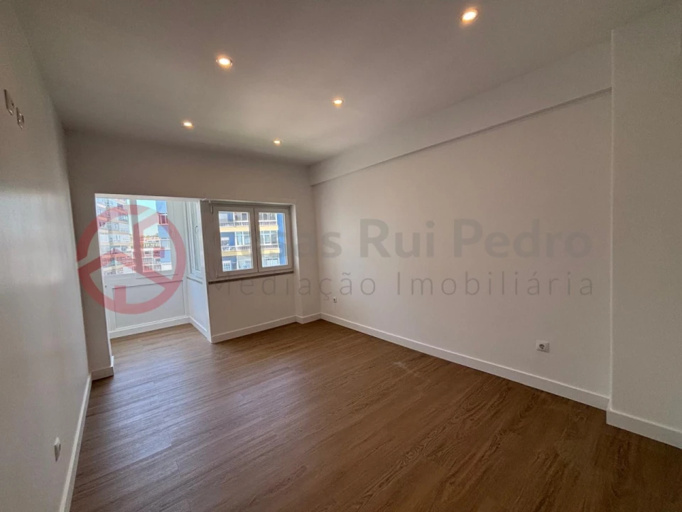 Apartamento T3 para Venda em Almada, Cova da Piedade, Pragal e Cacilhas Foto 9