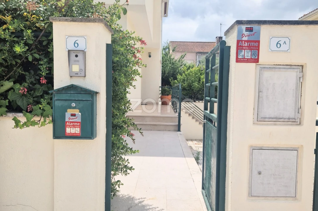 Moradia T5 para Venda em Vialonga Foto 2