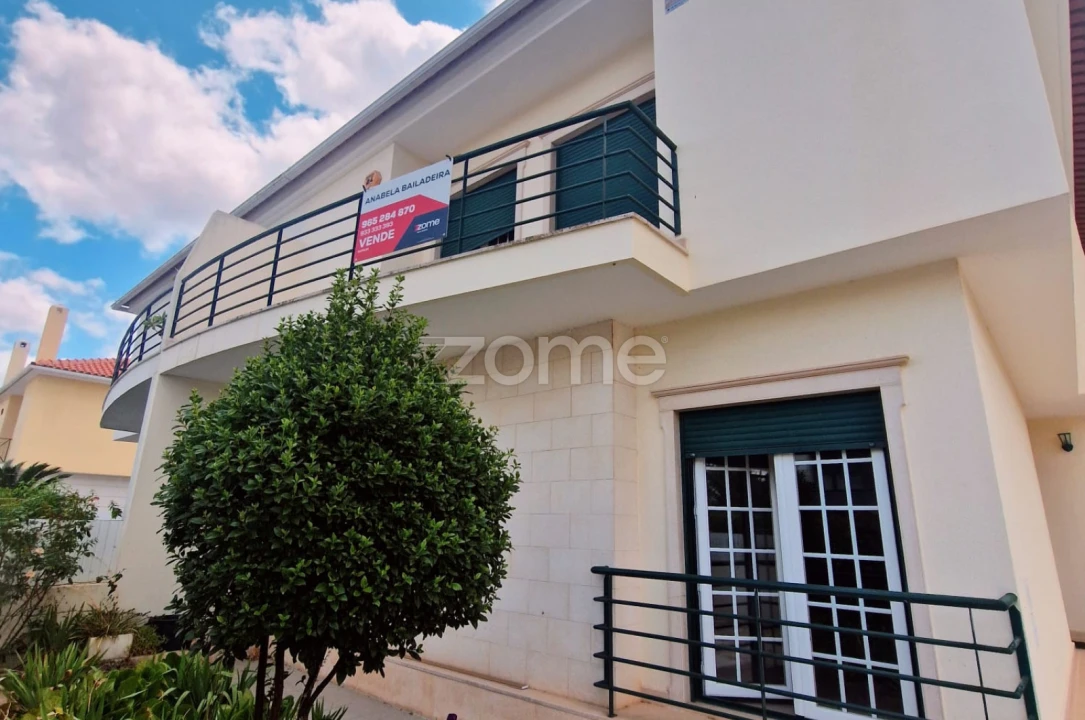 Moradia T5 para Venda em Vialonga Foto 4