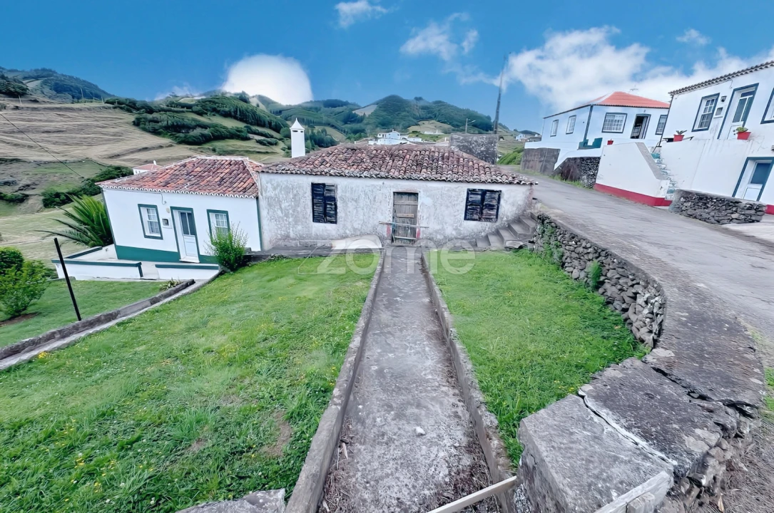 Moradia T2 para Venda em Santo Espirito Foto 2