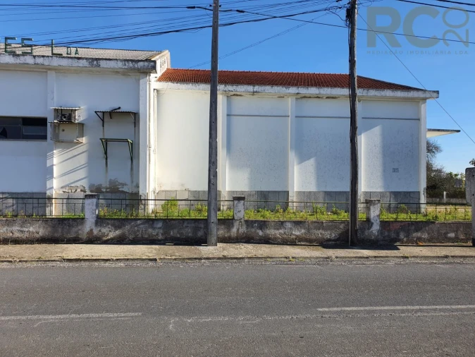 Loja para Arrendamento em Alcanhões Foto 9