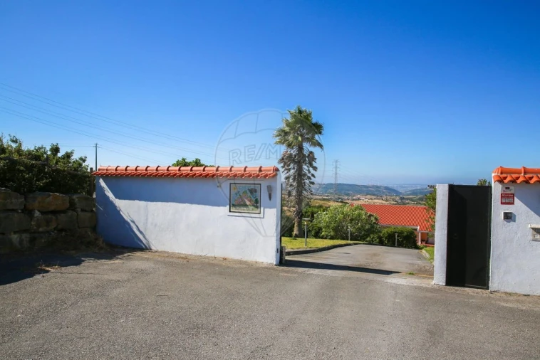 Moradia T5 para Venda em Santiago dos Velhos Foto 2