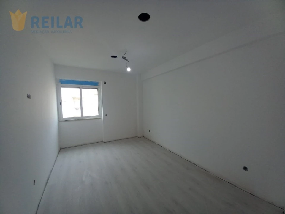 Apartamento T2 para Venda em Carregado e Cadafais Foto 12