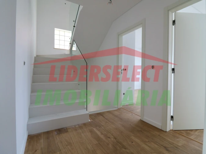 Moradia T3 para Venda em Silveira Foto 11