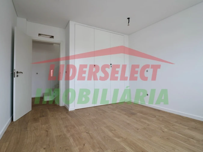 Moradia T3 para Venda em Silveira Foto 12