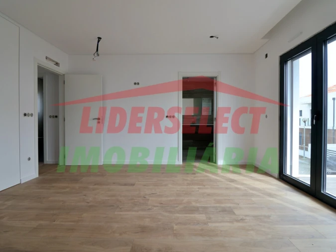 Moradia T3 para Venda em Silveira Foto 18