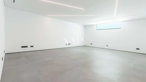 Moradia T5 para Venda em Quarteira