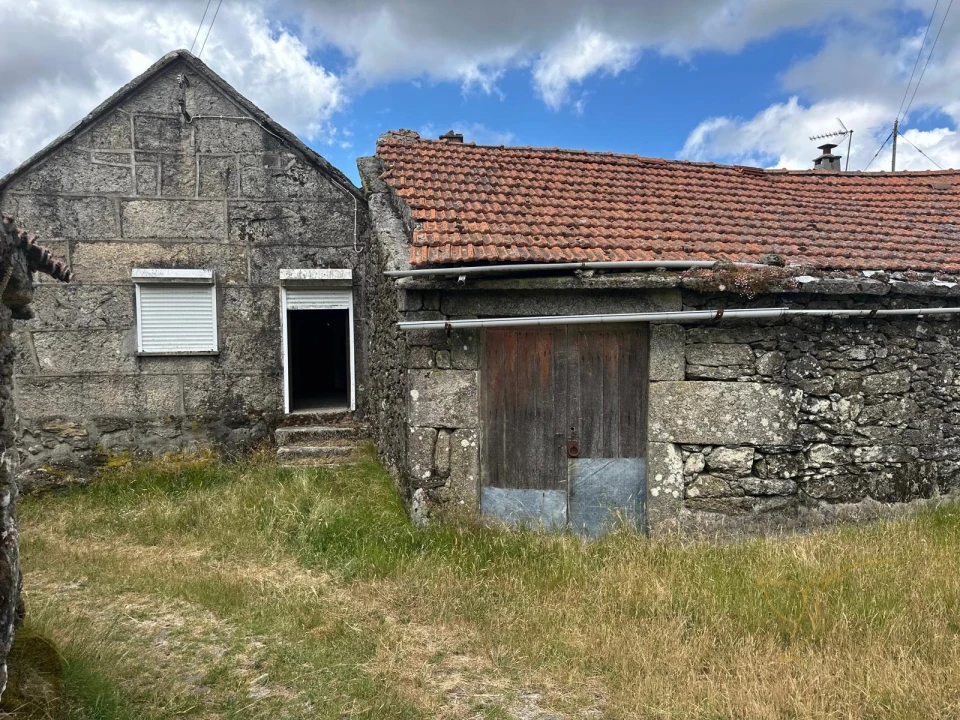 Moradia T3 para Venda em Castro Laboreiro e Lamas de Mouro Foto 1