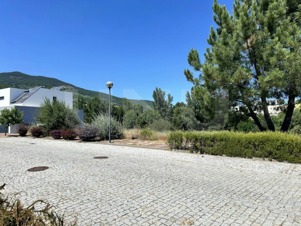 Terreno para Venda em Teixoso e Sarzedo Foto 1