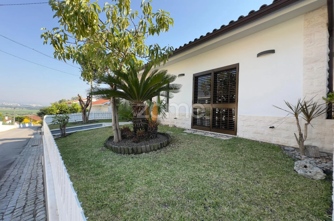 Moradia T5 para Venda em Antuzede e Vil de Matos Foto 49