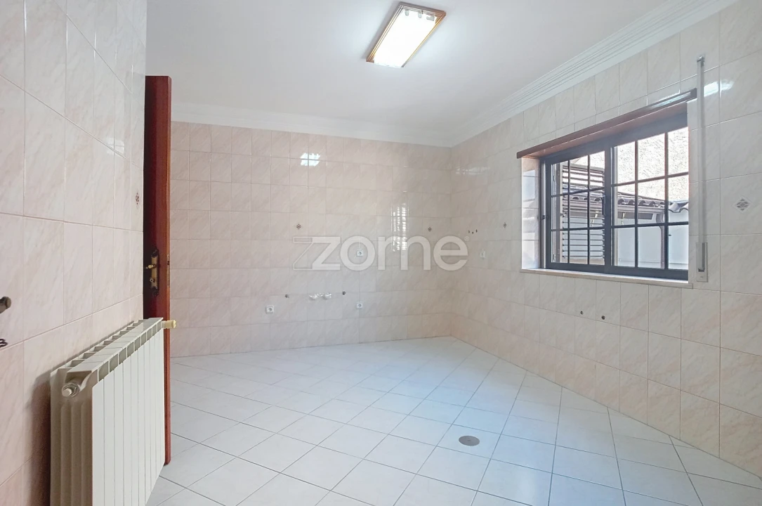 Moradia T5 para Venda em Antuzede e Vil de Matos Foto 16