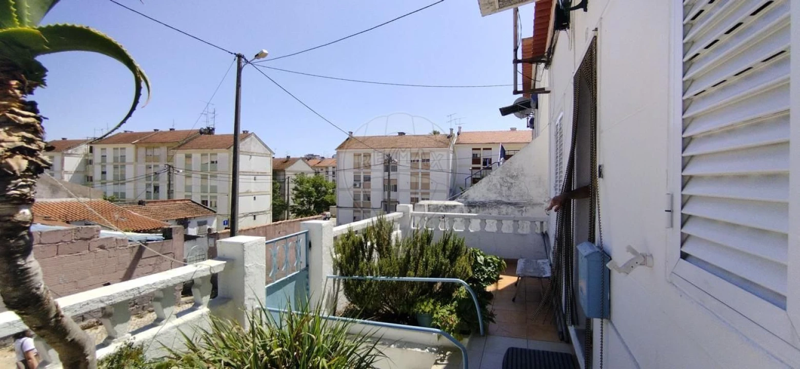 Moradia T6 para Venda em Laranjeiro e Feijó Foto 12