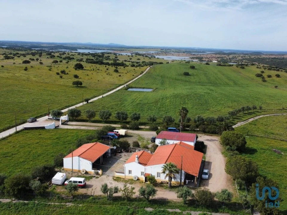 Moradia T4 para Venda em Mourão Foto 1