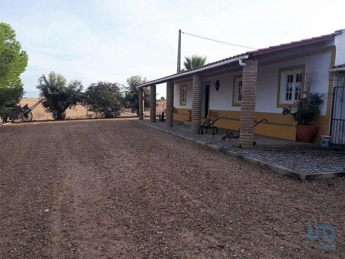 Moradia T4 para Venda em Mourão Foto 4