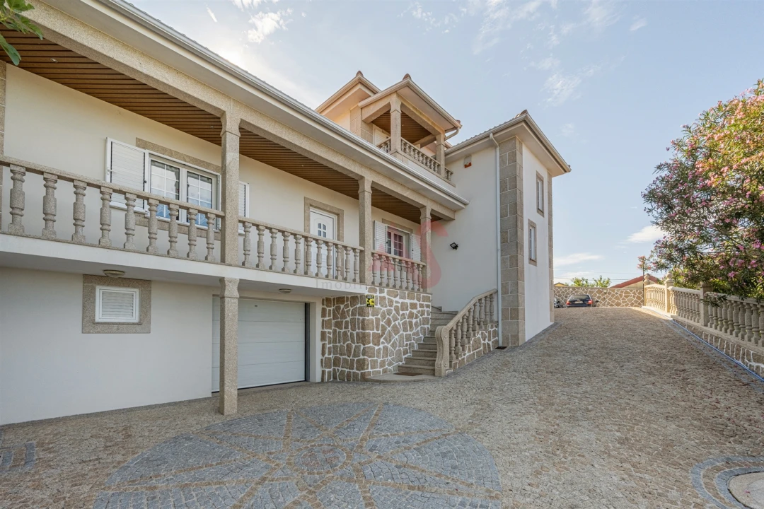 Moradia T6 para Venda em Vilar de Ferreiros Foto 2