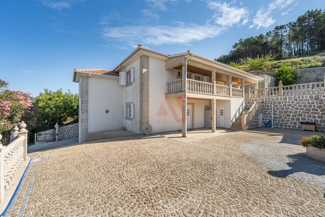 Moradia T6 para Venda em Vilar de Ferreiros Foto 3