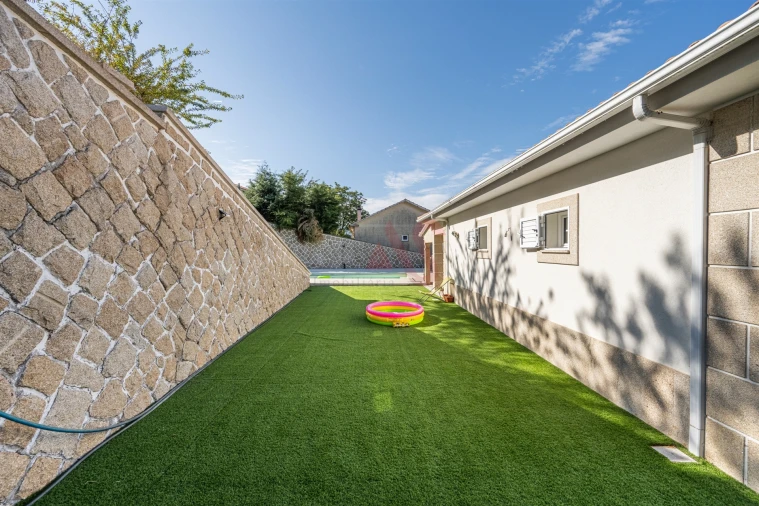 Moradia T6 para Venda em Vilar de Ferreiros Foto 30