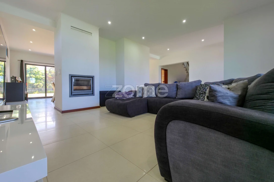 Moradia T4 para Venda em Ribeirinha Foto 4