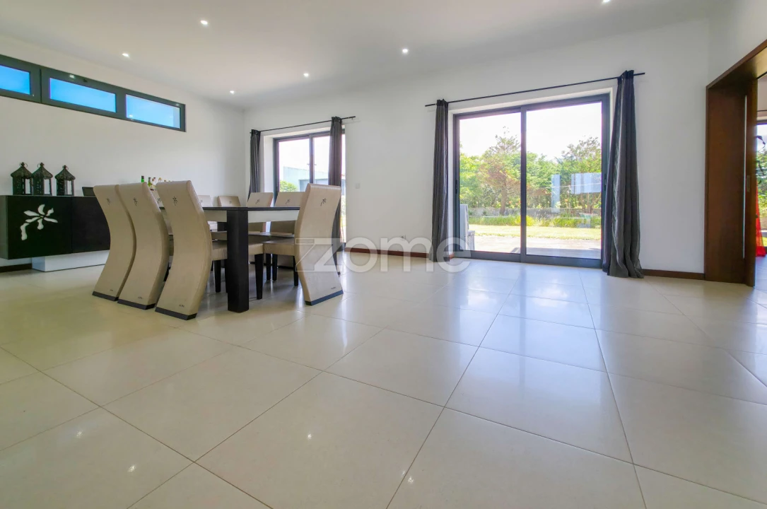 Moradia T4 para Venda em Ribeirinha Foto 6