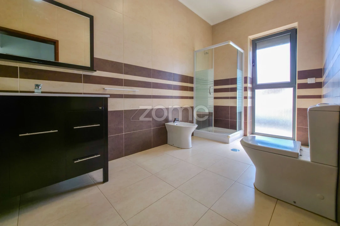 Moradia T4 para Venda em Ribeirinha Foto 8