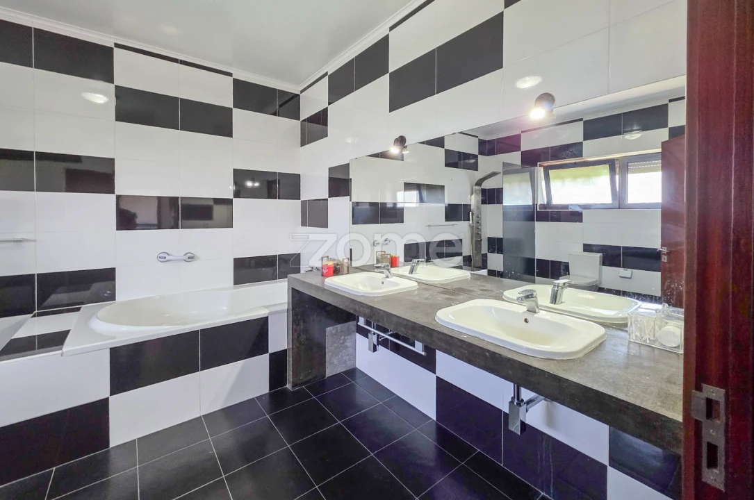 Moradia T4 para Venda em Ribeirinha Foto 28