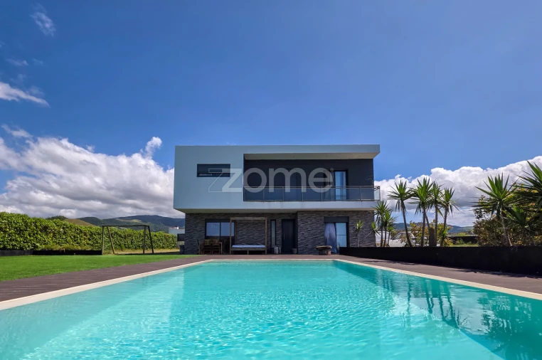 Moradia T4 para Venda em Ribeirinha Foto 2