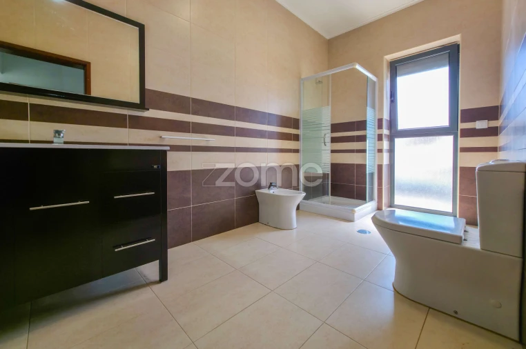 Moradia T4 para Venda em Ribeirinha Foto 8