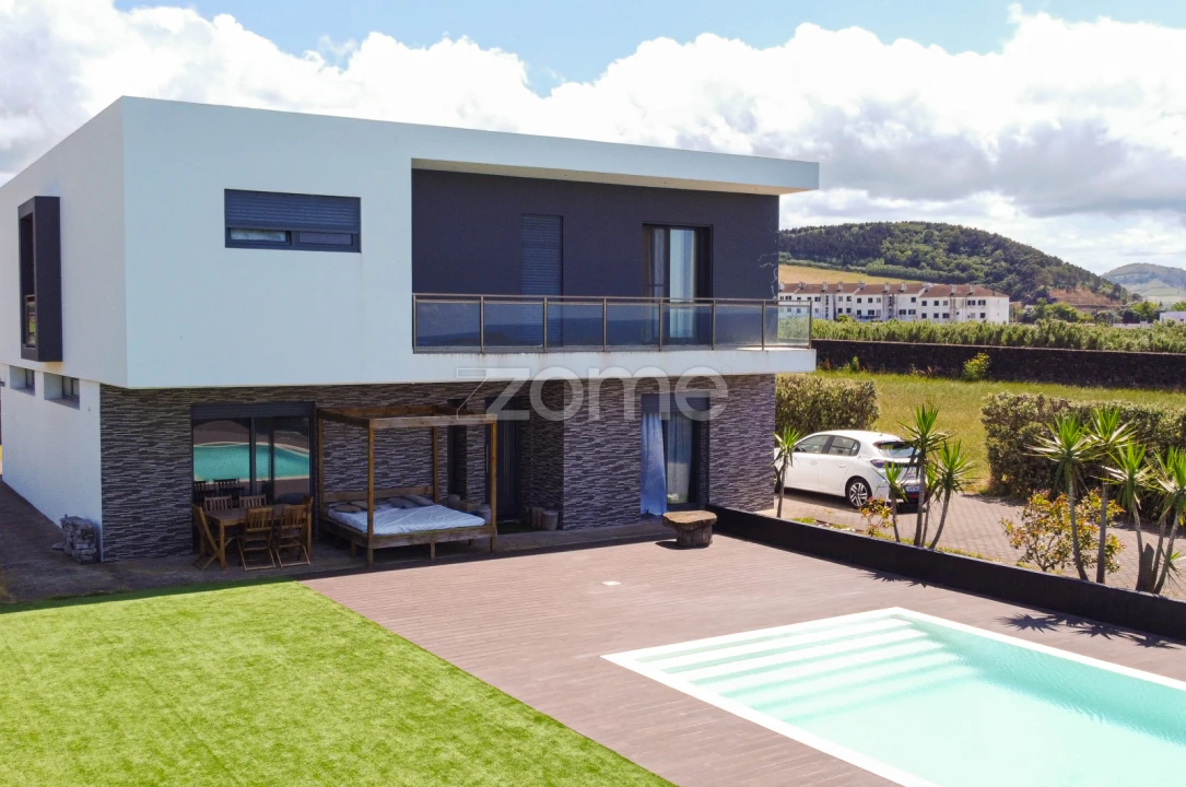 Moradia T4 para Venda em Ribeirinha Foto 2