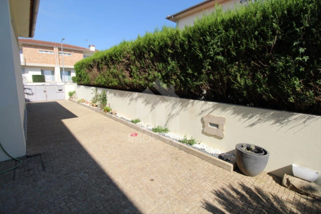 Moradia T4 para Venda em Rendufe Foto 76