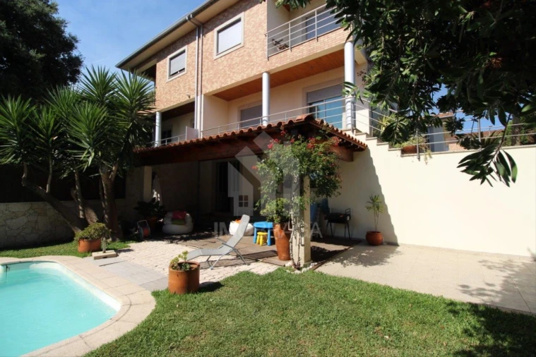 Moradia T4 para Venda em Rendufe Foto 56