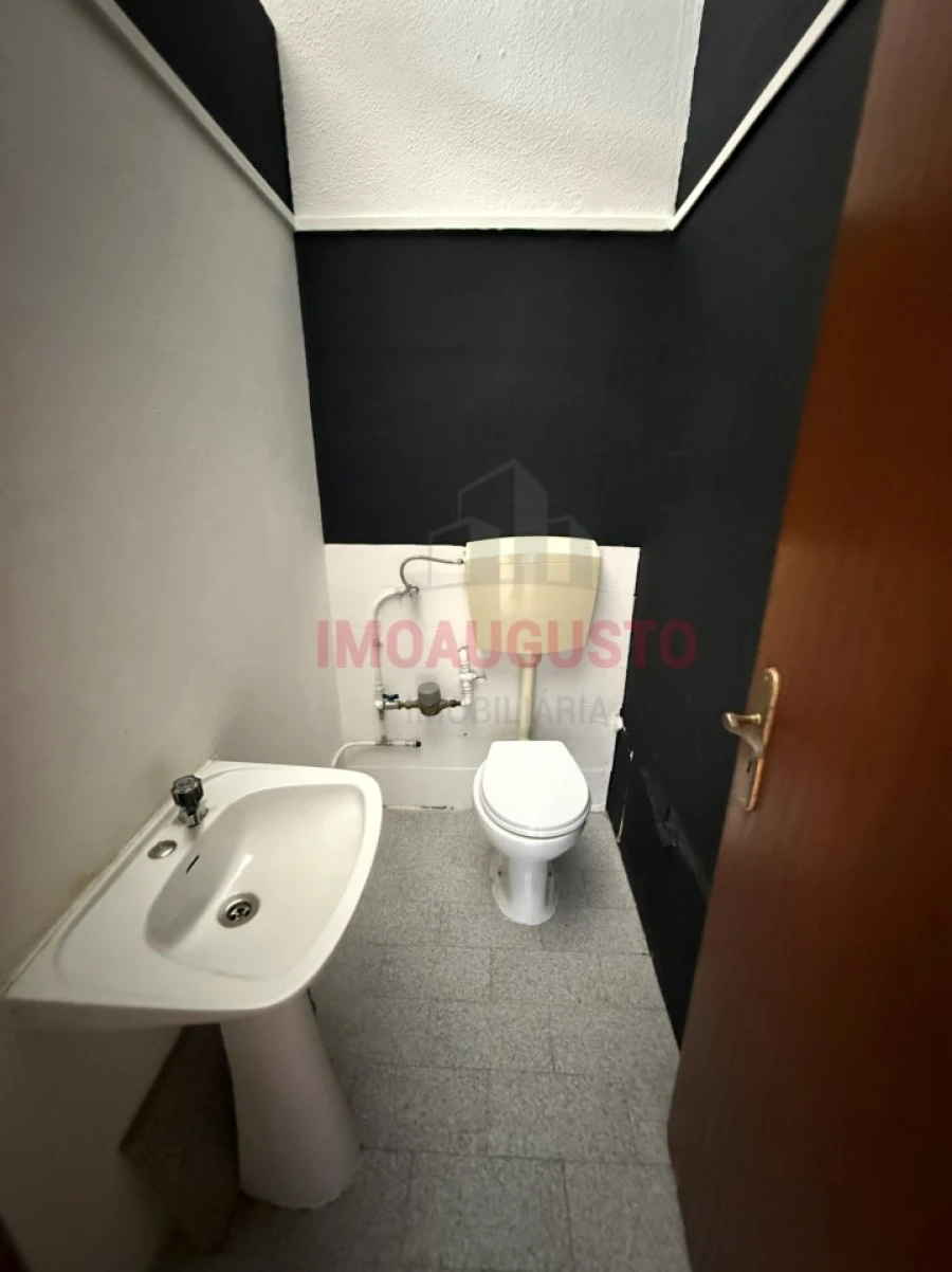 Loja para Arrendamento em Guarda Foto 7