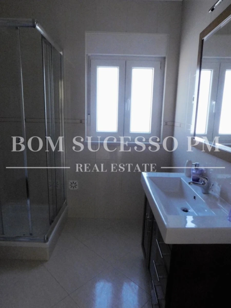 Moradia T4 para Venda em Vau Foto 12