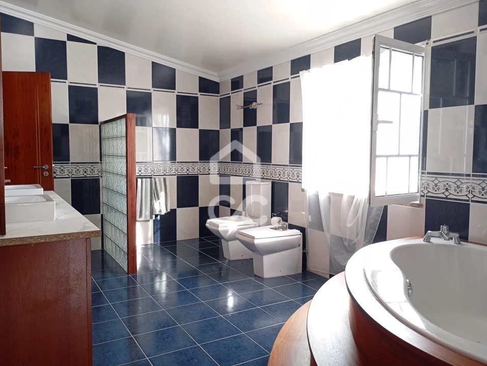 Moradia T4 para Venda em Feteira Foto 17