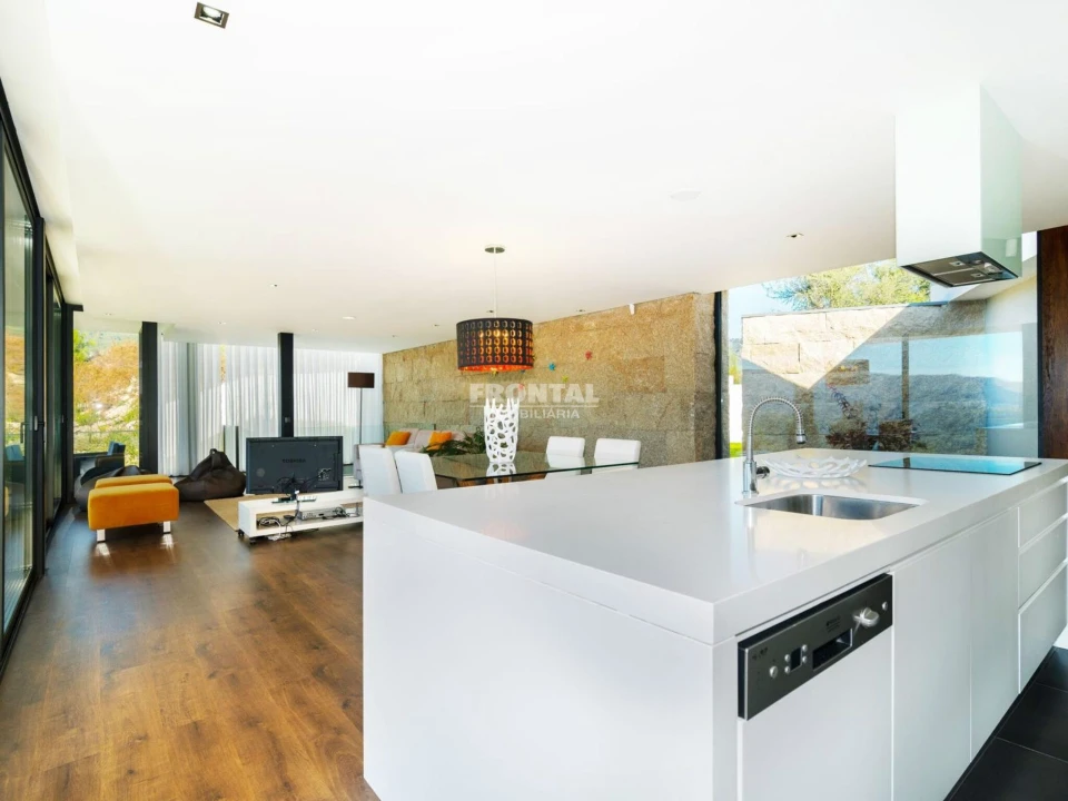 Moradia T4 para Venda em Louredo Foto 12