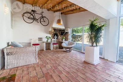 Moradia T6 para Venda em Santa Barbara de Nexe