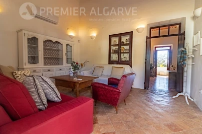 Moradia T6 para Venda em Santa Barbara de Nexe