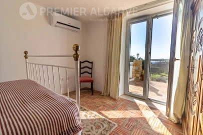 Moradia T6 para Venda em Santa Barbara de Nexe