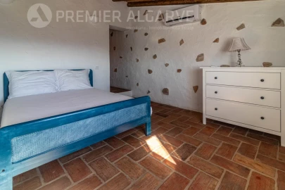 Moradia T6 para Venda em Santa Barbara de Nexe