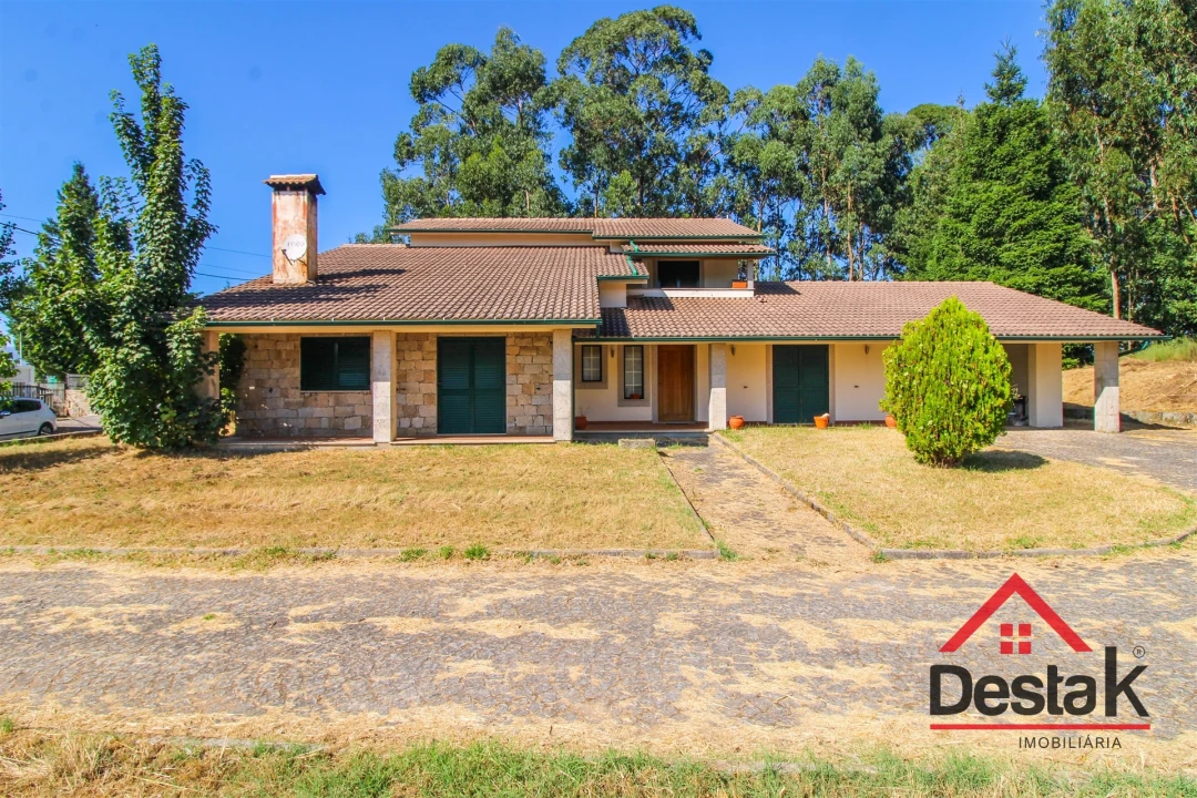 Moradia T4 para Venda em Vouzela e Paços de Vilharigues Foto 1