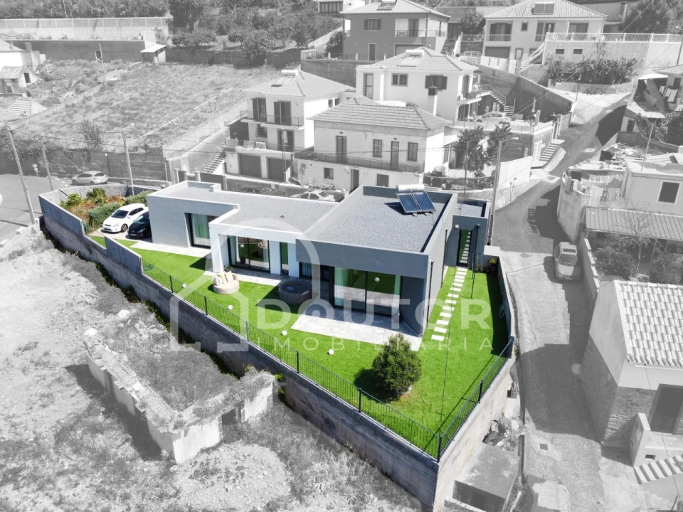 Moradia T3 para Venda em Ribeira Brava Foto 3