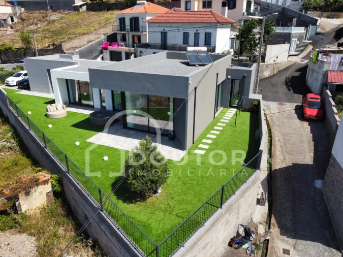 Moradia T3 para Venda em Ribeira Brava Foto 1