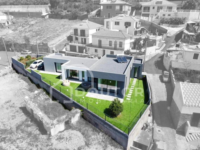 Moradia T3 para Venda em Ribeira Brava Foto 3