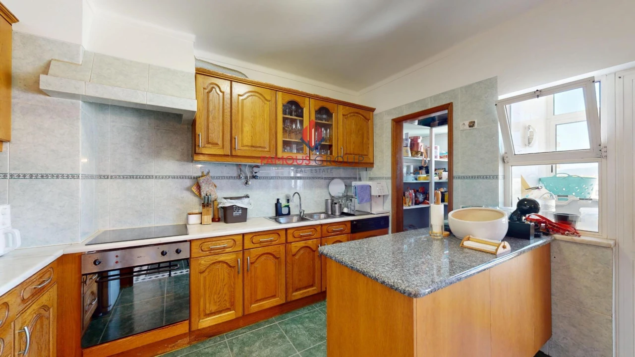 Apartamento T4 para Venda em Portimão Foto 5