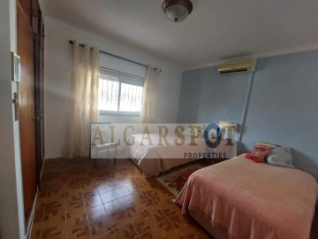 Moradia T6 para Venda em Quarteira