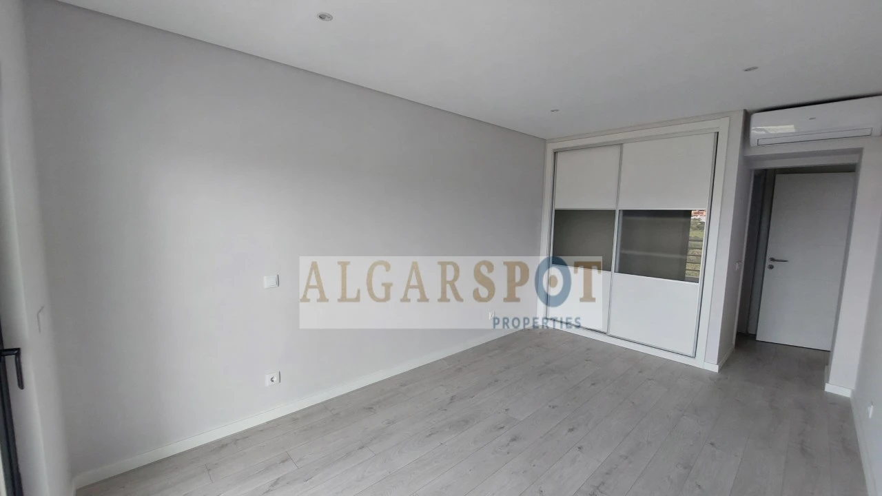 Apartamento T2 para Venda em Quelfes Foto 10