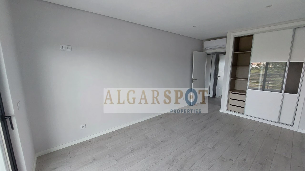 Apartamento T2 para Venda em Quelfes Foto 15