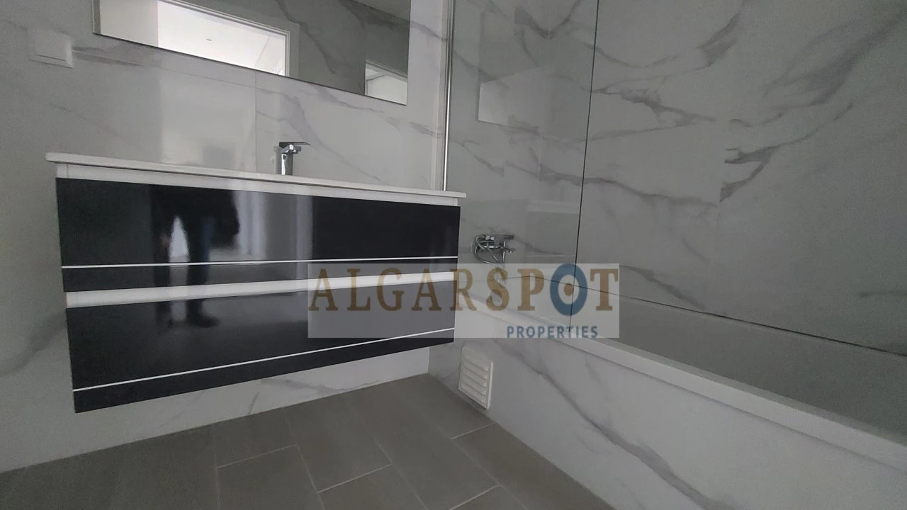 Apartamento T2 para Venda em Quelfes Foto 16